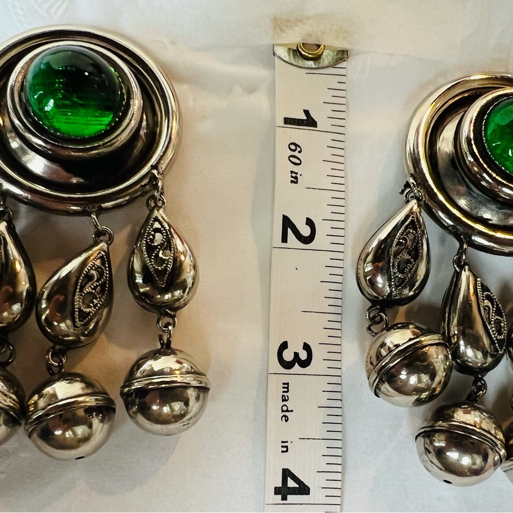 Elegant Silver color and Green Dangle Earrings. 1980s vintage clip on.